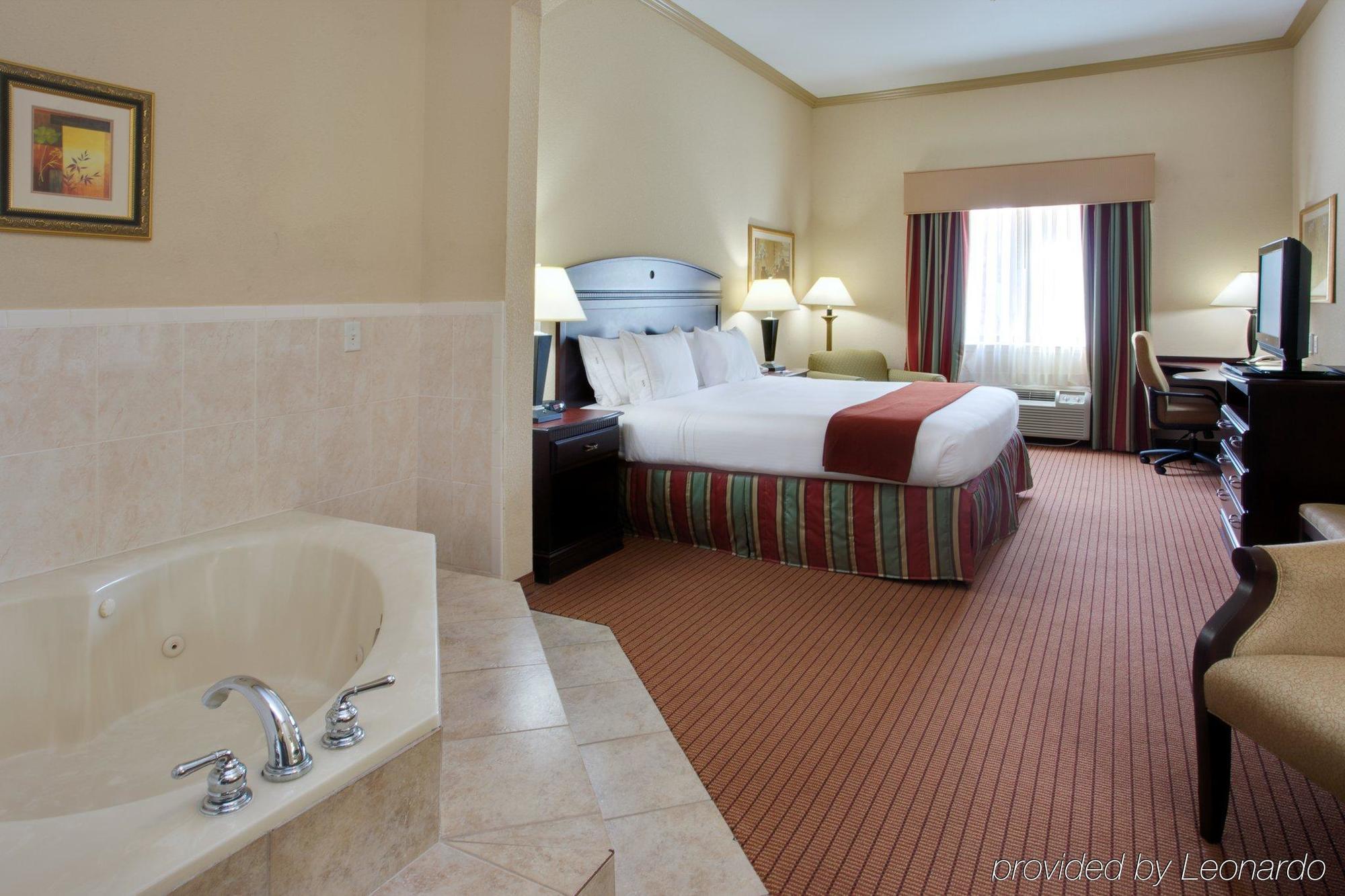Holiday Inn Express & Suites Wharton By Ihg Номер фото