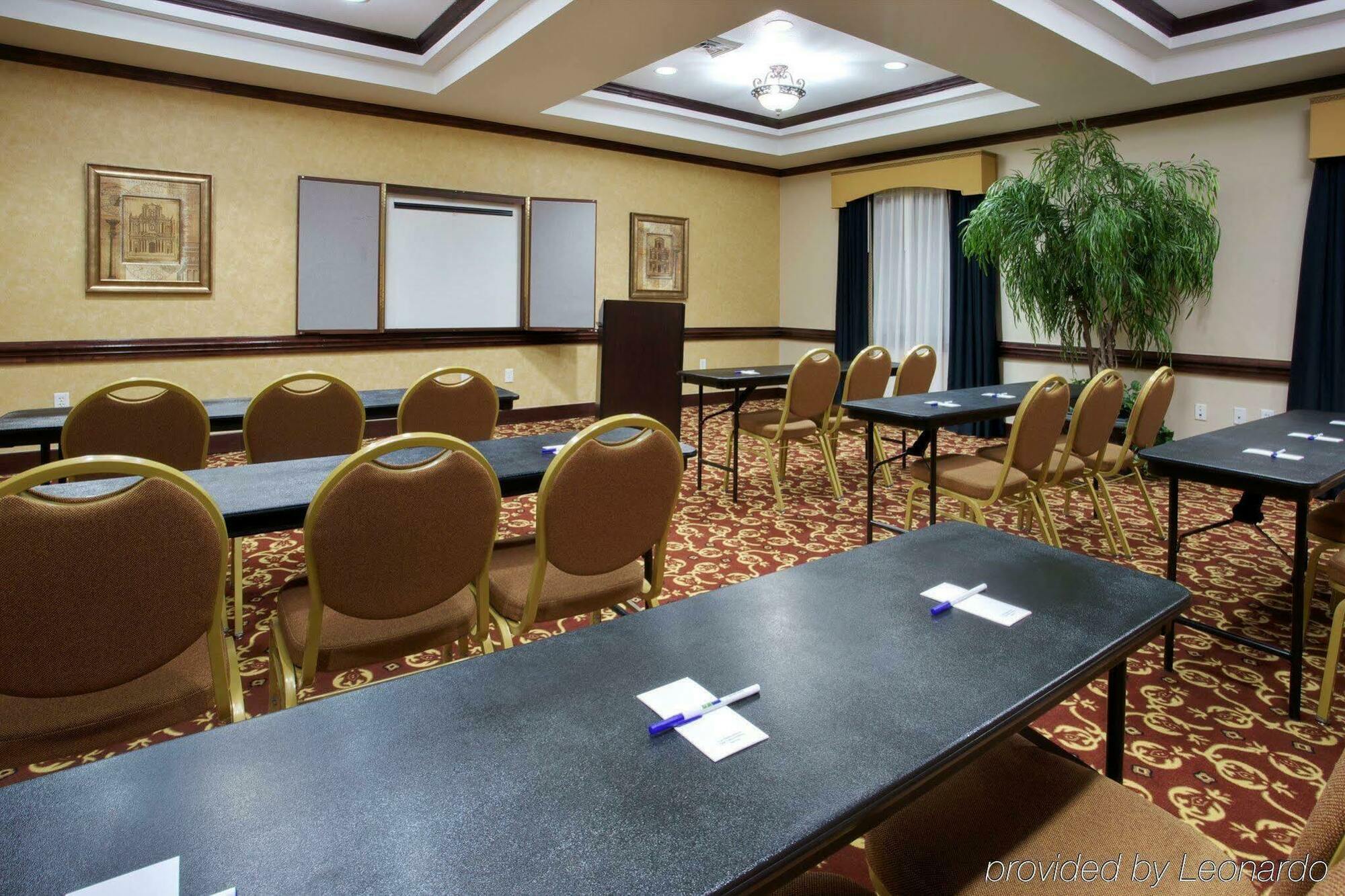 Holiday Inn Express & Suites Wharton By Ihg Удобства фото